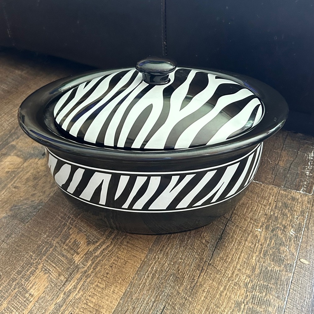Celebrating Home Zebra Stoneware Large Oval Bean Pot Casserole Dish Lid 3.5 Qt
